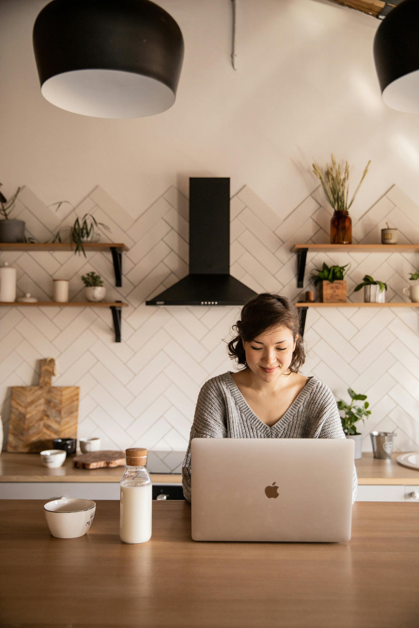 Mujer utilizando un notebook en su negocio